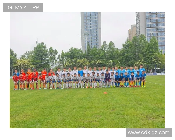 足球小将观众热情高涨共赴绿茵场见证青春梦想与激情碰撞